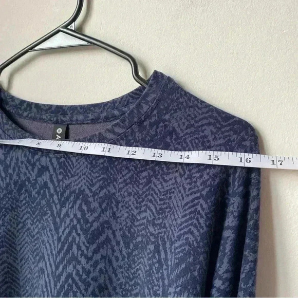 Athleta Printed Crewneck Sweatshirt - Women’s Medium, Navy Blue & Grayish - Picture 10 of 11
